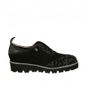 Damenschuh mit Gummiband aus schwarzem Wildleder, Leder und gemustertem bedrucktem Wildleder Keilabsatz 3