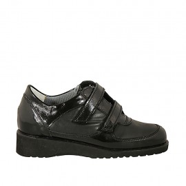 Damenschuh mit Klettverschluss und herausnehmbarer Innnensohle aus schwarzem Leder und Lackleder Keilabsatz 3 - Verfügbare Größen:  34, 44