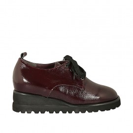 Chaussure derby à lacets pour femmes avec semelle amovible en cuir vernis martelé bordeaux talon compensé 4 - Pointures disponibles:  43, 44, 45