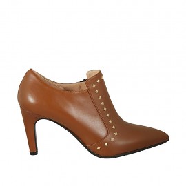 Scarpa accollata a punta da donna con cerniera e borchie in pelle color cuoio tacco 7 - Misure disponibili: 42, 43