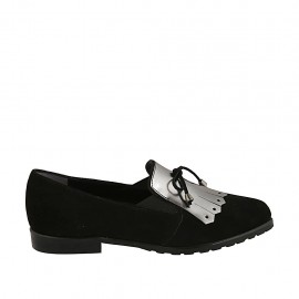 Mocassino da donna con elastici, lacci e frangia in camoscio nero e pelle abrasivata argento tacco 2 - Misure disponibili: 32, 33, 34