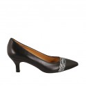 Zapato de salon puntiagudo para mujer en piel negra y blanca tacon 5
