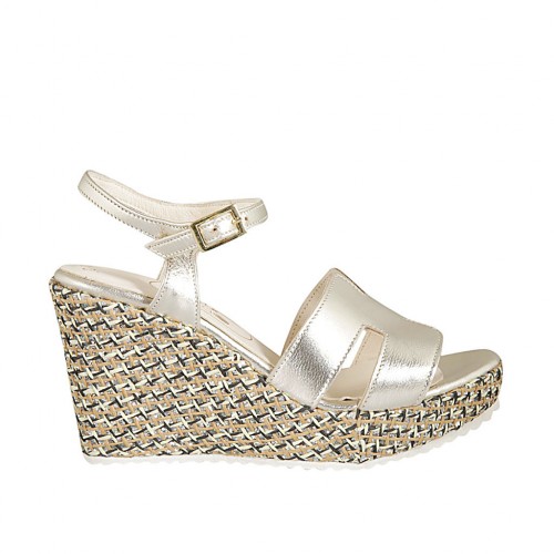 Sandalia para mujer en piel laminada platino y tejido trensado con cinturon, plataforma y cuña 9 - Tallas disponibles:  31, 33, 34