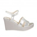 Sandalo da donna in pelle laminata e tessuto laminato argento con cinturino, plateau e zeppa 9
