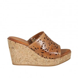 Mule ouvert pour femmes en cuir perforé brun clair avec plateforme et talon compensé 9 - Pointures disponibles:  42, 43, 44