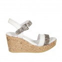 Damenriemsandale aus weissem bedrucktem Leder und gestreiftem bedrucktem Wildleder mit Plateau und Keilabsatz 7