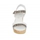Sandalo da donna con cinturino in pelle stampata bianca e camoscio stampato a righe con plateau e zeppa 7 - Misure disponibili: 32, 33