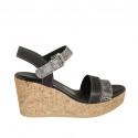 Damenriemsandale aus schwarzem bedrucktem Leder und gestreiftem bedrucktem Wildleder mit Plateau und Keilabsatz 7