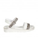 Sandale pour femmes avec courroie en cuir imprimé blanc et daim imprimé rayé talon compensé 3