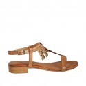 Woman's thong sandal with strap in tan-colored leather with golden fringes heel 2