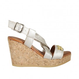 Sandalo da donna in pelle laminata platino con accessorio, plateau e zeppa 9 - Misure disponibili: 32, 33, 34