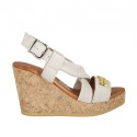 Damenriemsandale aus hellbeigem Wildleder mit Accessoire, Plateau und Keilabsatz 9