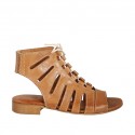 Sandalo stringato alla schiava con elastico da donna in pelle forata color cuoio tacco 2