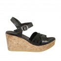 Damensandale aus schwarzem bedrucktem Leder mit Riem, Plateau und Keilabsatz 7