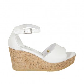 Chaussure ouverte pour femmes avec courroie et plateforme en cuir blanc talon compensé 7 - Pointures disponibles:  32, 33