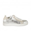 Scarpa stringata da donna con plantare estraibile in pelle laminata argento e stampata platino zeppa 2