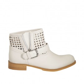 Botines con hebilla y cremallera para mujer en piel y piel perforada de color nata tacon 3 - Tallas disponibles:  42, 43, 44, 45