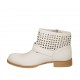 Botines con hebilla y cremallera para mujer en piel y piel perforada de color nata tacon 3 - Tallas disponibles:  42, 43, 44, 45