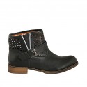 Woman's low ankle boot with buckle and zipper in black leather and pierced leather heel 3