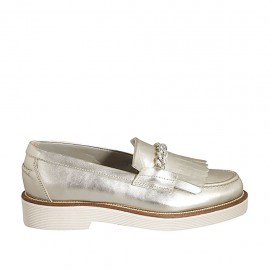 Mocassino da donna con frangia e catena in pelle laminata platino tacco 3 - Misure disponibili: 32, 34, 44