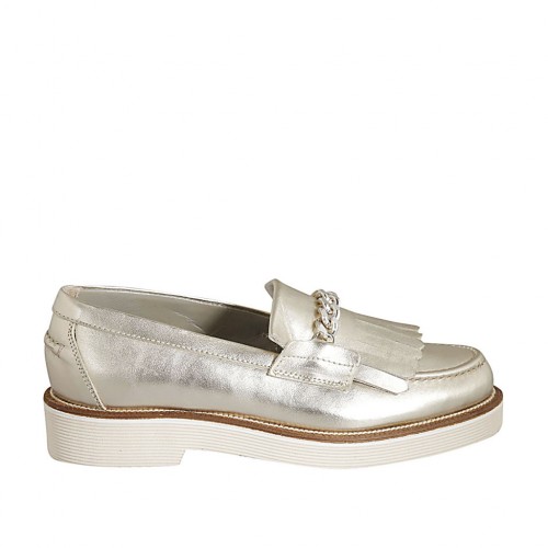 Mocassino da donna con frangia e catena in pelle laminata platino tacco 3 - Misure disponibili: 32, 34, 44