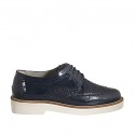 Damenderbyschuh mit Schnürsenkeln aus blauem Lack- und perforiertem Leder Absatz 3