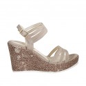 Sandalo da donna in camoscio beige sabbia e tessuto laminato bronzo con plateau e zeppa 9