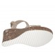 Sandalia para mujer en gamuza beis arena y tejido laminado bronce con plataforma y cuña 9 - Tallas disponibles:  34