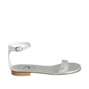 Zapato abierto con cinturon para mujer en piel laminada plateada tacon 1