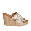 Offene Damenpantoletten aus hellbraunem, bronze- und kupferfarbenem geflochtenem Leder mit Plateau und Keilabsatz 9
