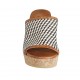 Offene Damenpantoletten aus hellbraunem, schwarzem und weissem geflochtenem Leder mit Plateau und Keilabsatz 7 - Verfügbare Größen:  45