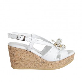 Sandalo da donna in pelle bianca e oro con fiore, plateau e zeppa 7 - Misure disponibili: 32, 33, 34