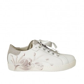 Schnürschuh mit abnehmbarer Innensohle aus weissem und taupefarbenem blumenbedrucktem laminiertem Leder Keilabsatz 2 - Verfügbare Größen:  33