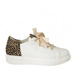 Scarpa stringata da donna in pelle bianca e camoscio stampato maculato con plantare estraibile zeppa 2 - Misure disponibili: 42