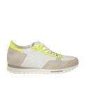 Chaussure sportif à lacets avec semelle amovible pour femmes en daim beige et cuir perforé blanc et jaune talon compensé 3