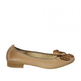 Ballerina da donna con fiore in pelle color cuoio e oro tacco 2 - Misure disponibili: 42