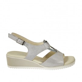 Sandalo da donna in camoscio grigio, stampato laminato argento con accessorio multicolore zeppa 4 - Misure disponibili: 33, 34, 42, 43, 44, 45