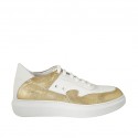 Chaussure sportif à lacets pour femmes en cuir blanc et cuir lamé or talon compensé 4