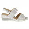 Sandalo da donna con elastici in pelle laminata argento zeppa 5