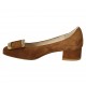 Zapato de salon para mujer con accesorio en gamuza color tabaco tacon 3 - Tallas disponibles:  32, 42, 43, 45