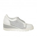 Zapato con cordones para mujer en piel blanca y laminada plateada y tejido perforado cuña 5