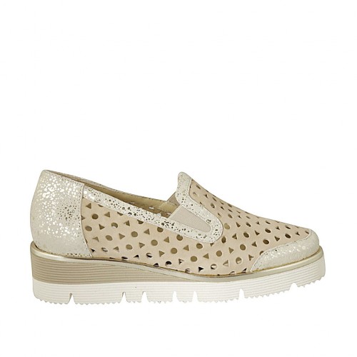 Zapato cerrado para mujer con elasticos en gamuza perforada beis y laminada platino cuña 4 - Tallas disponibles:  34, 42, 43, 45