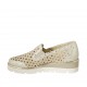 Zapato cerrado para mujer con elasticos en gamuza perforada beis y laminada platino cuña 4 - Tallas disponibles:  34, 42, 43, 45