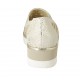 Zapato cerrado para mujer con elasticos en gamuza perforada beis y laminada platino cuña 4 - Tallas disponibles:  34, 42, 43, 45