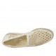 Zapato cerrado para mujer con elasticos en gamuza perforada beis y laminada platino cuña 4 - Tallas disponibles:  34, 42, 43, 45