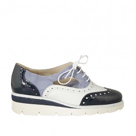 Damenoxfordschuh mit Schnüren mit offenen Seiten aus hellblauem Wildleder, weissem Leder und blauem Lackleder Keilabsatz 4 - Verfügbare Größen:  33, 34, 42, 43, 44, 45, 46