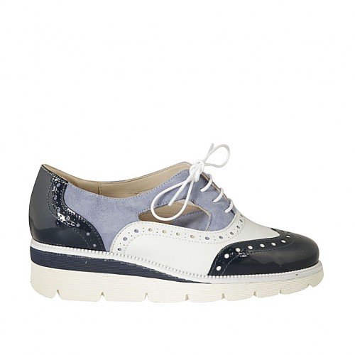 Damenoxfordschuh mit Schnüren mit offenen Seiten aus hellblauem Wildleder, weissem Leder und blauem Lackleder Keilabsatz 4 - Verfügbare Größen:  33, 34, 42, 43, 44, 45, 46
