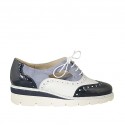 Chaussure oxford pour femmes à lacets et à côtés ouverts en daim bleu clair, cuir blanc et cuir verni bleu talon compensé 4