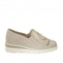 Scarpa accollata da donna con elastici, nappine e frange in camoscio beige e camoscio stampato platino zeppa 4