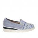Damenschuh mit Gummibändern aus blauem, hellblauem und weissem gestreiftem gedrucktem Wildleder Keilabsatz 4